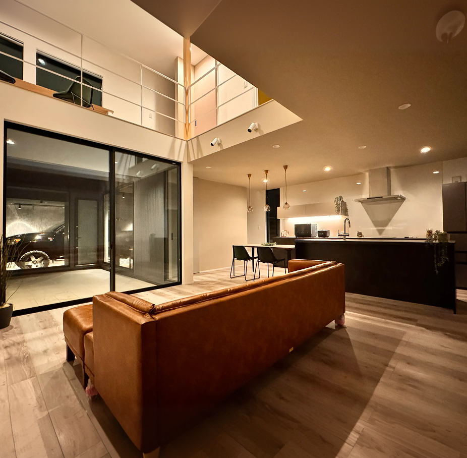 玄関と駐車場の写真