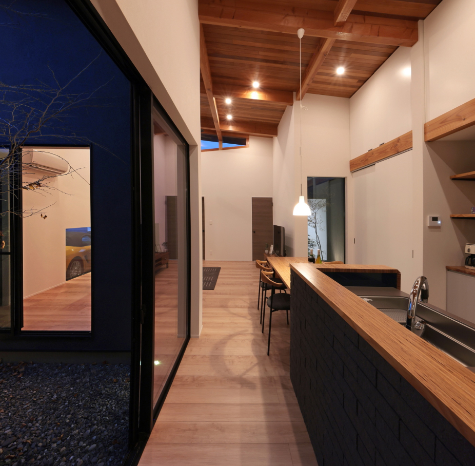 玄関と駐車場の写真